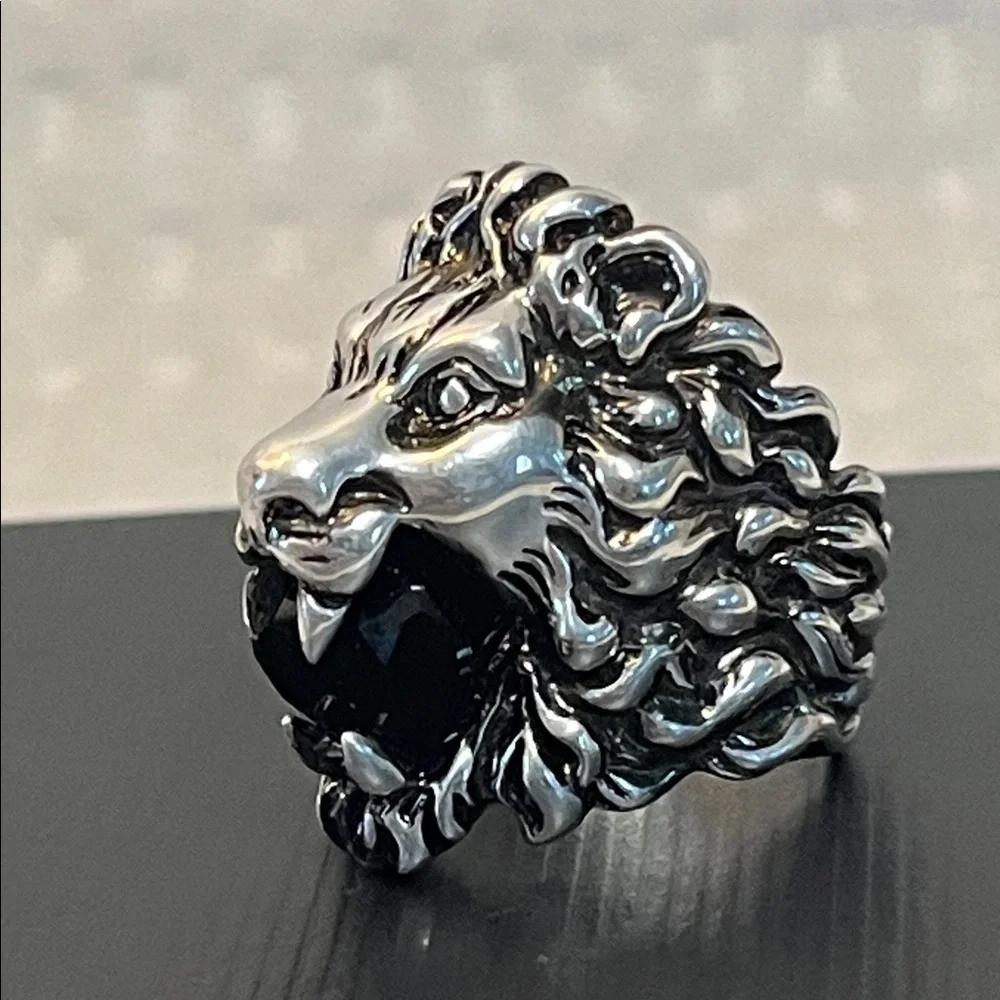 Gucci Lion Head Motif Ring With Black Stone Size 8 Full Inclusion